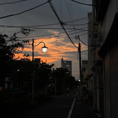 夕暮れの街角の静けさ
