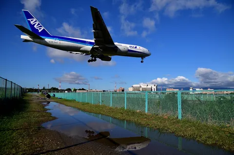 青空と飛行機、地上の水鏡