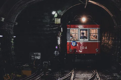トンネルを抜ける赤い列車