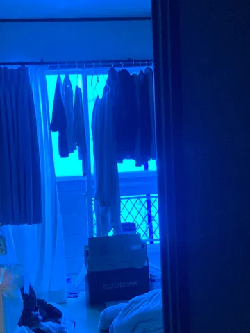 深夜の青い部屋