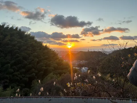 夕暮れに染まる山の景色