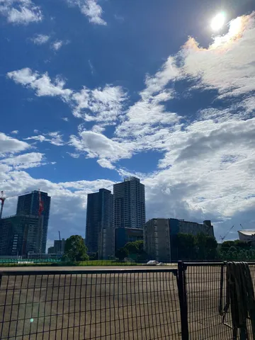 青空と都会のリズム