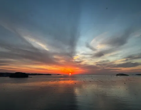 水平線に溶ける夕日