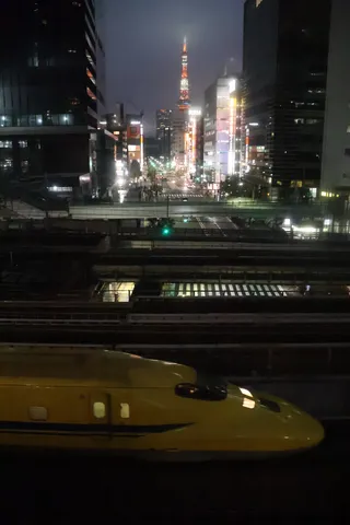 夜の都心に走る光の列車