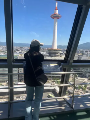 窓越しにそびえる街の塔