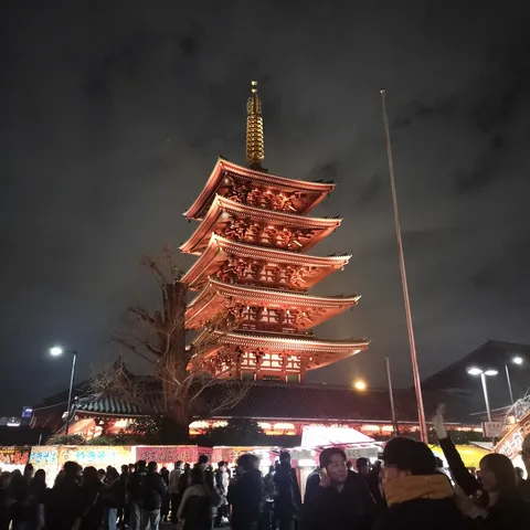夜の五重塔と祭りの灯り