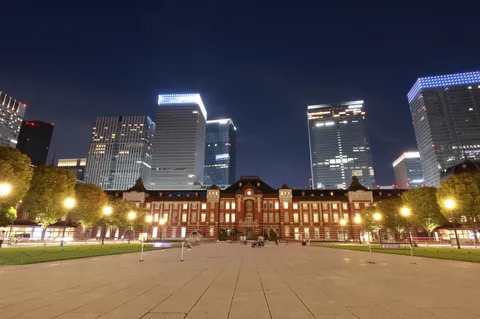都会の夜景と歴史的建造物の共演