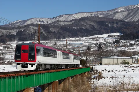 雪景色を彩る、赤と白の光景