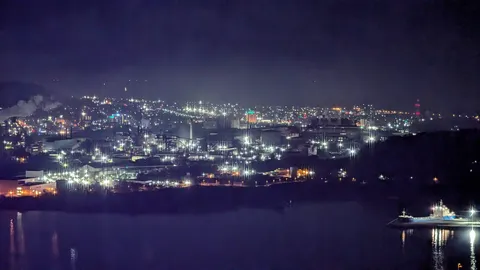夜景に輝く工業地帯の灯り