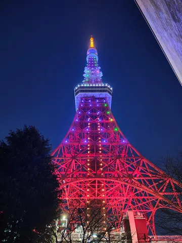 夜空に浮かぶ光の塔