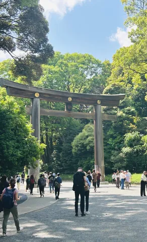 巨大鳥居と緑のトンネル
