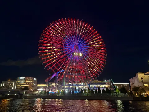 光が彩る夜の観覧車