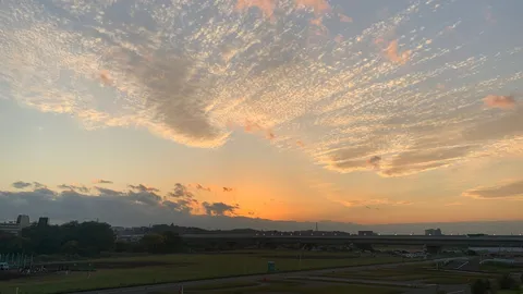 空に描かれた筆致、静かな夕景
