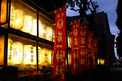 灯籠と赤旗の夜の情景