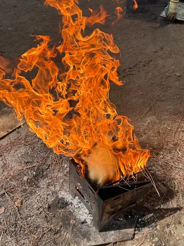 焚き火の炎、揺らめく瞬間