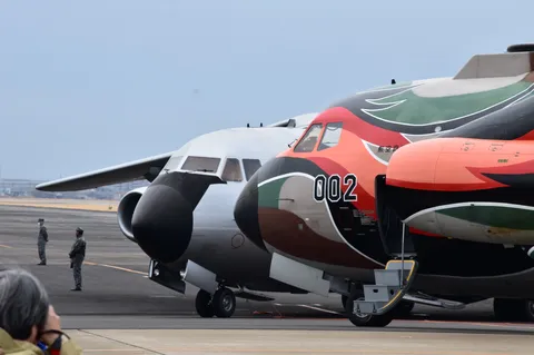 並び立つ航空機の静寂