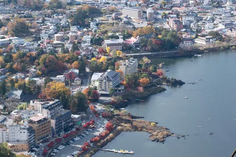 紅葉に染まる湖畔の町