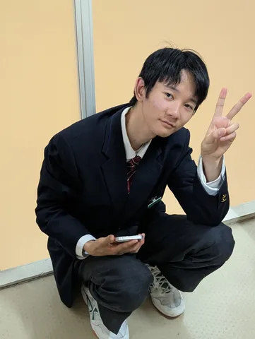 ピースサインとスマホ、青春のワンシーン