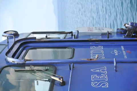 海辺の青い列車