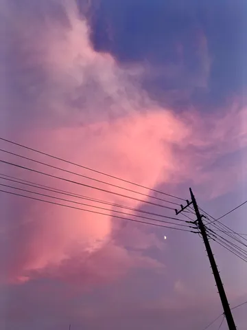 夕景のピンク雲と月影
