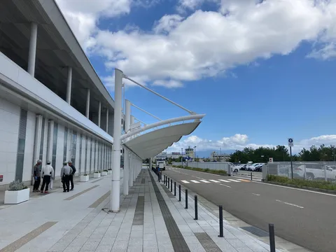 近代的な建築と青い空のコントラスト