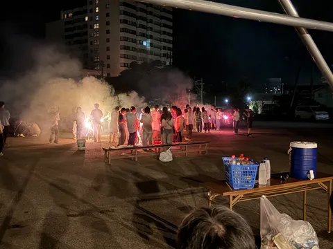 夜空に舞う火花と人々の集い