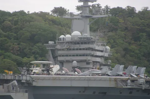 空母と緑の丘のコントラスト