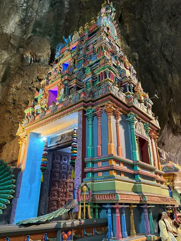 厳かな洞窟と鮮麗な寺院