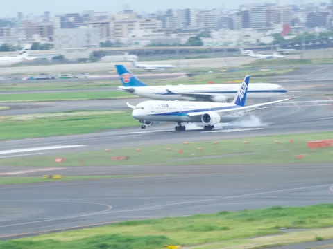 着陸の瞬間、ANA機と中国東方航空機
