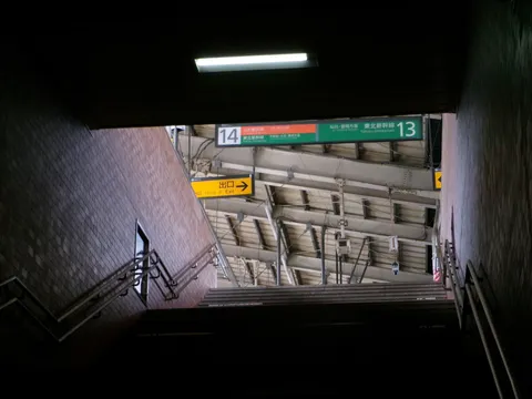 駅の階段、旅の始まり