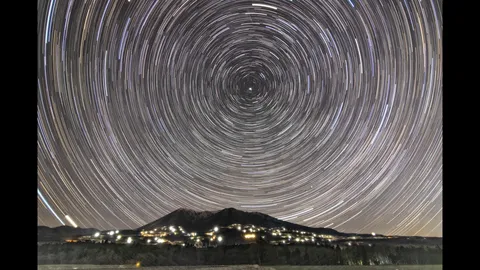 夜空を流れる光の螺旋