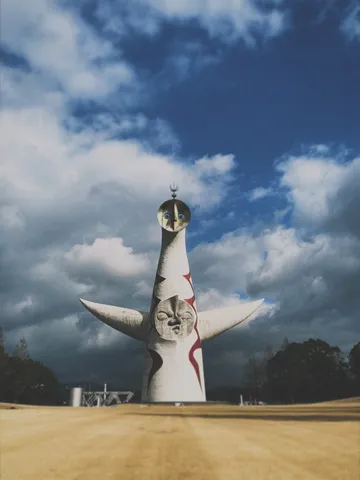 空を見上げる未来の巨石
