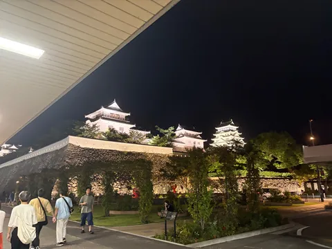 夜空に輝く古城の幻想