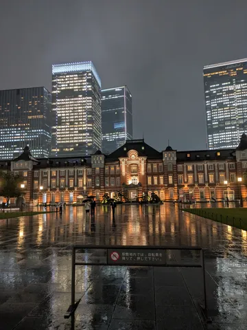 雨の赤煉瓦夜景