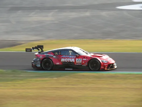 赤と緑の疾走感、レースの瞬間