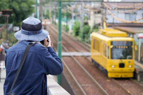 黄色い電車と写真家