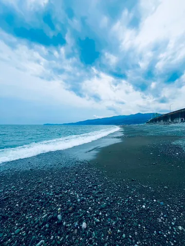 雲が流れる海岸の静けさ
