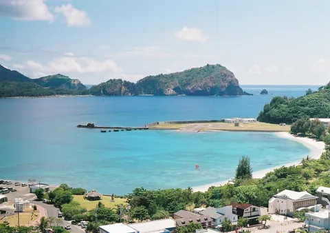 青い海と緑の山々、穏やかな島の風景