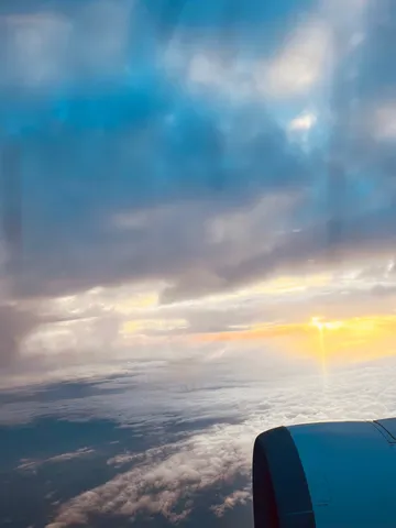飛行機から見た、雲海の上の黄金の光