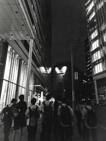 都会の夜景と仲間たち