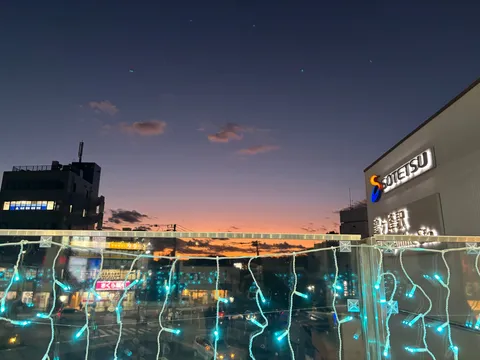 黄昏の駅と光のカーテン