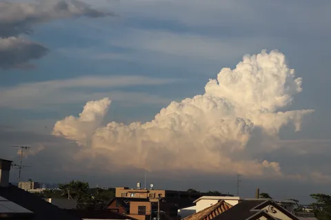 夏の積乱雲と街並み