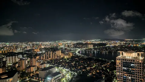 夜空と水面を繋ぐ光の道