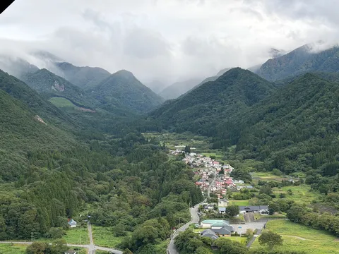 雲に包まれた山あいの集落