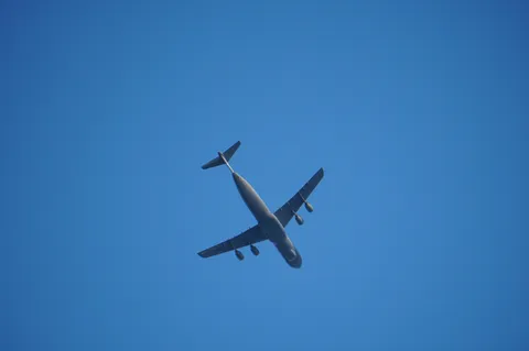 青空に浮かぶ巨大な翼