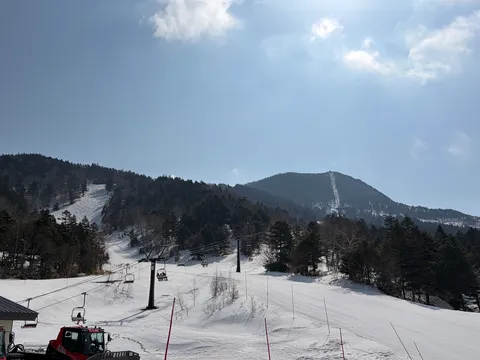 リフトと雪山、青い空のコントラスト