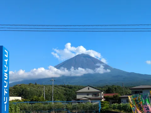 白雲と富士山、空の青