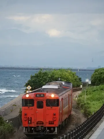 潮風と赤い列車、旅情を誘う風景