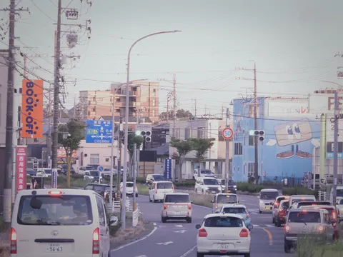夕暮れの街角、信号待ちの列