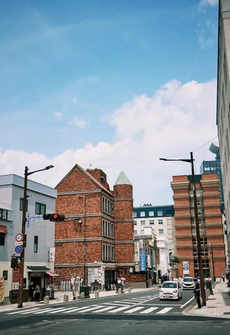 レトロ建築と青空のコントラスト